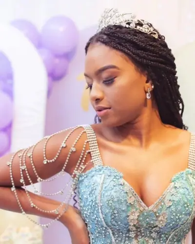 15 anos com tema da princesa Tiana; vestido azul-turquesa e tiara. Festa de 15 anos realizada no Espaço Comemora em 2024
