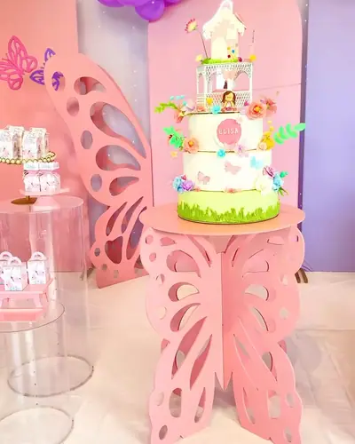 jardim com borboleta de MDF rosa gigante e bolo floral. Festa realizada no Espaço Comemora em 2024