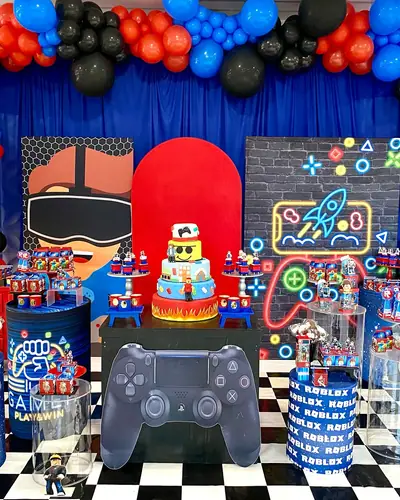 GAMES: Roblox, controle gigante, oculos VR, piso xadrez, azul e vermelho. Festa realizada no Espaço Comemora em 2024