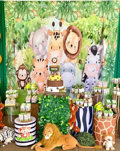 safari: painel de selva, felinos de pelucia, verde e laranja, estampa de oncinha. Festa realizada no Espaço Comemora em 2024