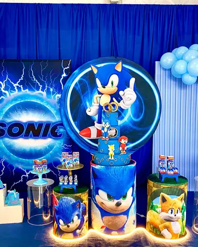 SONIC: painel com raio azul, Sonic e Tails, cortina azul, fita de LED. Festa realizada no Espaço Comemora em 2024