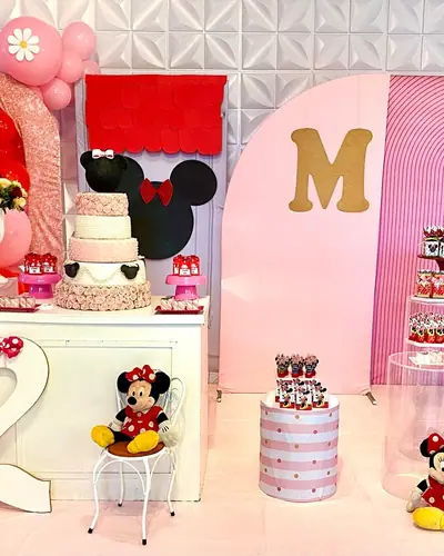 Minnie em rosa e vermelho com inicial M e neon 2. Festa realizada no Espaço Comemora em 2024
