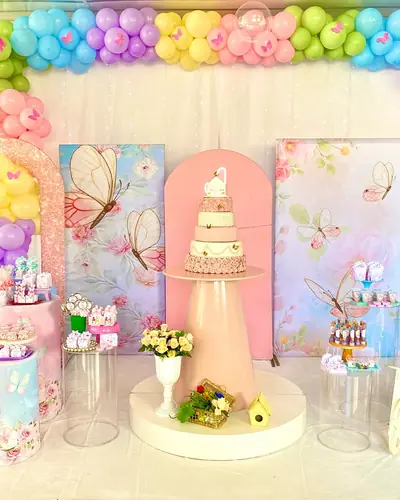 primeiro aninho da Maite; jardim com borboletas de MDF, arco pastel arco-iris. Festa realizada no Espaço Comemora em 2024