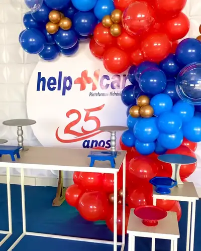 CONFRATERNIZACAO CORPORATIVA da Help Car, 25 anos; azul, vermelho e dourado. Festa realizada no Espaço Comemora em 2024