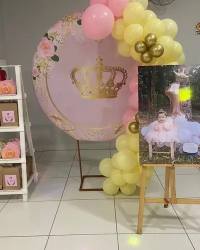 castelo rosa e dourado com carruagem e iluminacao embutida. Festa realizada no Espaço Comemora em 2024