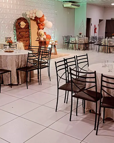 CASAMENTO: legenda fala em 'preparativo final para a uniao eterna'; salao rustico com porta de madeira. Festa realizada no Espaço Comemora em 2024