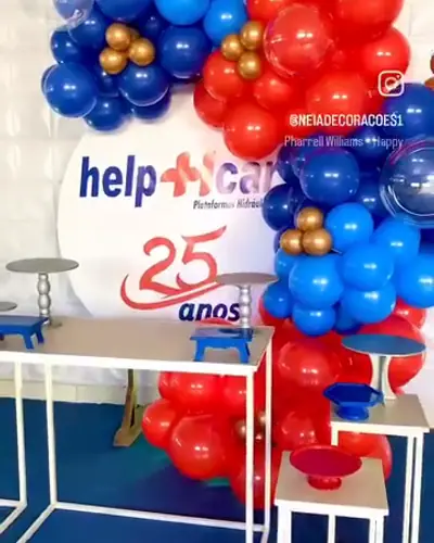 EVENTO CORPORATIVO: 25 anos da empresa Help Car, com a marca no painel; azul e vermelho. Festa realizada no Espaço Comemora em 2024