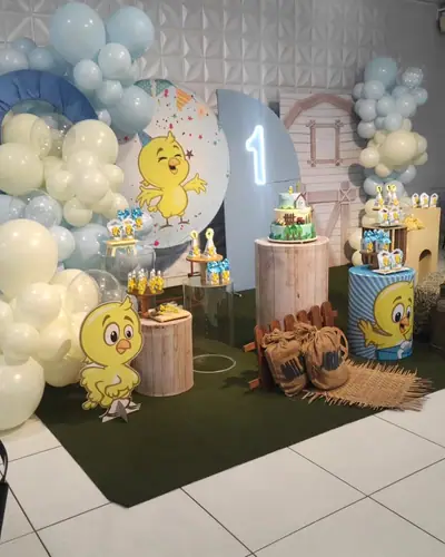Joao Luccas 1 ano; tema pintinho amarelo, feno, neon 1. Festa realizada no Espaço Comemora em 2024
