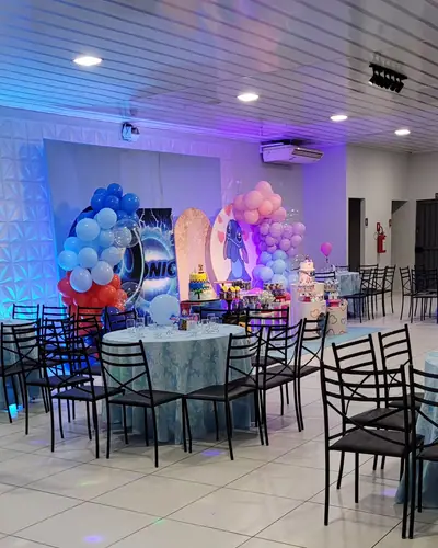 FESTA DUPLA de dois irmaos: dois cenarios montados no mesmo salao. Festa realizada no Espaço Comemora em 2024