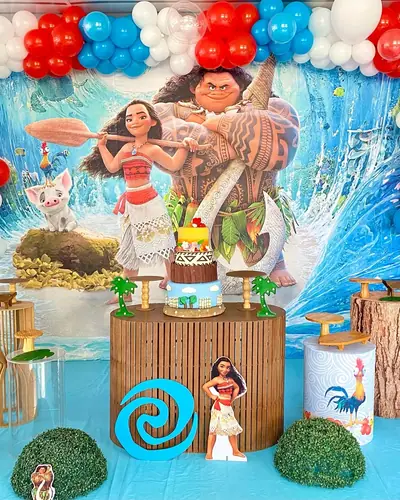 MOANA: painel com Moana e Maui, ondas, troncos, vermelho e azul. Festa realizada no Espaço Comemora em 2024