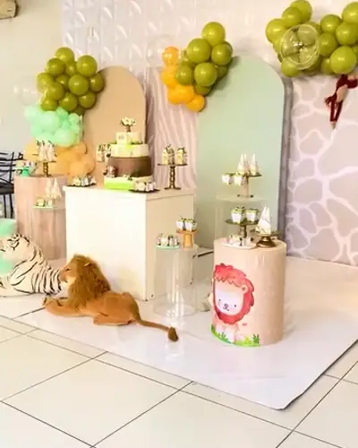 primeiro aninho do Augusto; safari em verde e pastel com leao e tigre. Festa realizada no Espaço Comemora em 2024