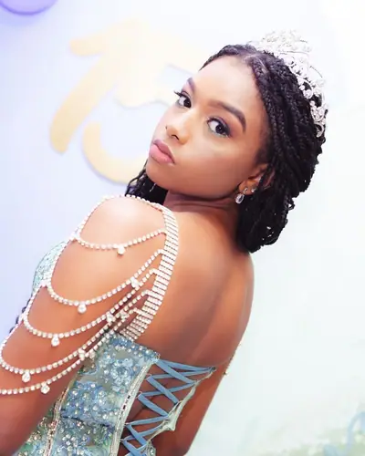 15 anos da Isabelle; vestido azul-claro com perolas e tiara; 10 fotos. Festa de 15 anos realizada no Espaço Comemora em 2024