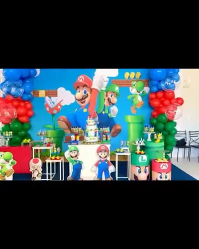 bolo de 4 andares do Super Mario com cogumelo no topo. Festa realizada no Espaço Comemora em 2024