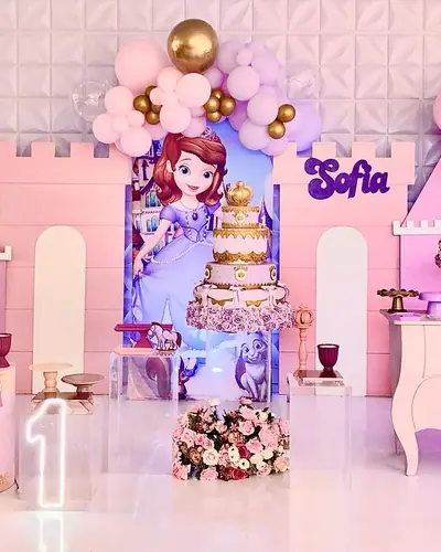Festa Princesa Sofia: castelo rosa, bolo dourado e painel
