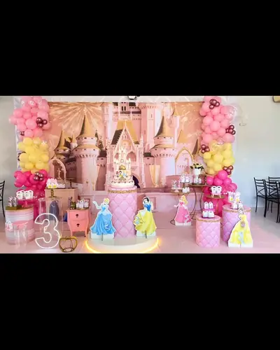 3 aninhos da Nicoly; castelo com princesas da Disney, rosa e pink, neon 3. Festa realizada no Espaço Comemora em 2024