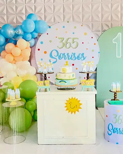 tema '365 Sorrisos' para o Bento; sol, nuvens, pastel verde e azul, neon 1. Festa realizada no Espaço Comemora em 2024
