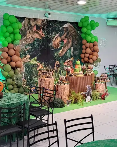 Jurassic World; mae @suelem.dayane19 marcada. Festa realizada no Espaço Comemora em 2024