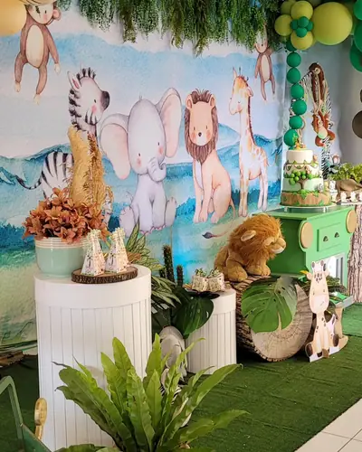 safari: painel de aquarela com elefante, leao, girafa e zebra; folhagens reais. Festa realizada no Espaço Comemora em 2024