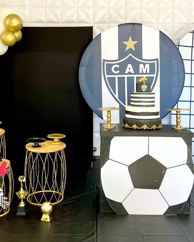 Atletico: escudo do CAM, bola gigante, preto, branco e dourado. Festa realizada no Espaço Comemora em 2024