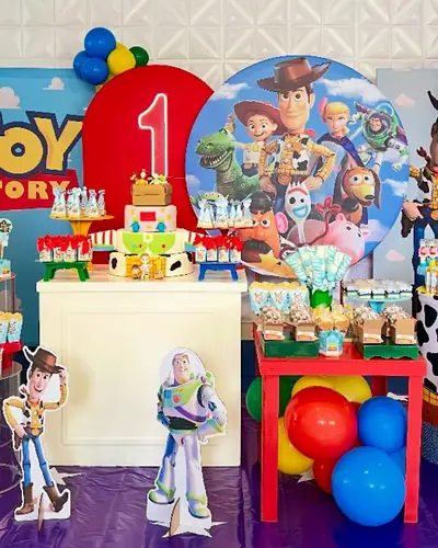 primeiro aninho do Ravi; Toy Story com neon 1. Festa realizada no Espaço Comemora em 2024
