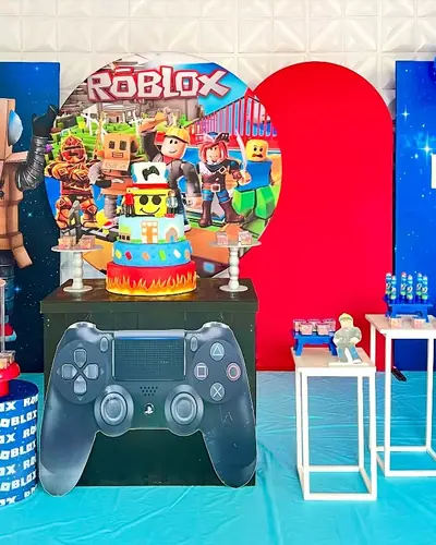 ROBLOX: controle de videogame gigante, personagens, azul e vermelho. Festa realizada no Espaço Comemora em 2024