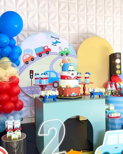 Heitor 2 aninhos; tema carrinhos com semaforo, faixa de rua, neon 2. Festa realizada no Espaço Comemora em 2024