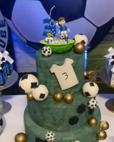 tema CRUZEIRO: escudo, bola gigante, bolo verde de campo; 3 aninhos. Festa realizada no Espaço Comemora em 2024