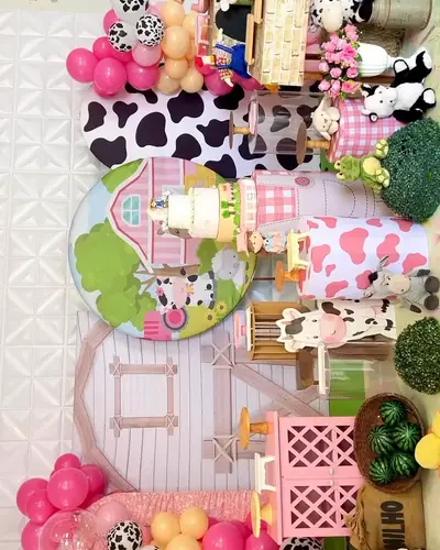 fazendinha em VERSAO MENINA: rosa e pessego com estampa de vaca, casinha e cerca. Festa realizada no Espaço Comemora em 2024