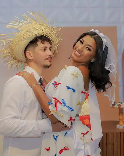 CHA DE ARRAIA (noivado tematico) do casal Karla e Jhoni; chapeu de palha e veu. Festa realizada no Espaço Comemora em 2025