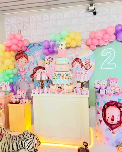 circo em paleta pastel; bolo de 3 andares, bichinhos, neon 2; 6 fotos. Festa realizada no Espaço Comemora em 2025