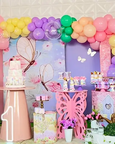 jardim com borboletas de MDF rosa, arco pastel, neon 1. Festa realizada no Espaço Comemora em 2025