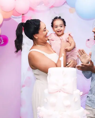 familia com bebe e bolo; decor rosa e lilas com neon 1. Festa realizada no Espaço Comemora em 2025