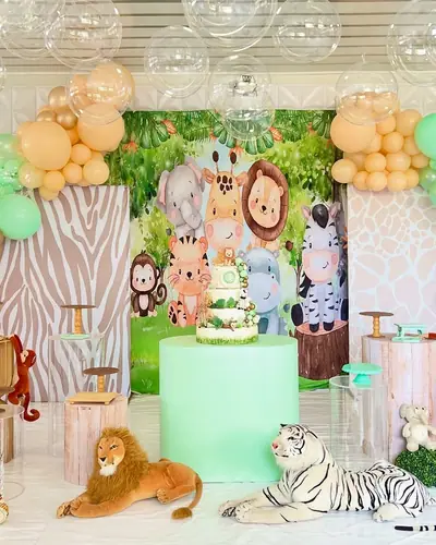 safari com leao, tigre branco, zebra e girafa de pelucia; verde, bege e dourado. Festa realizada no Espaço Comemora em 2025