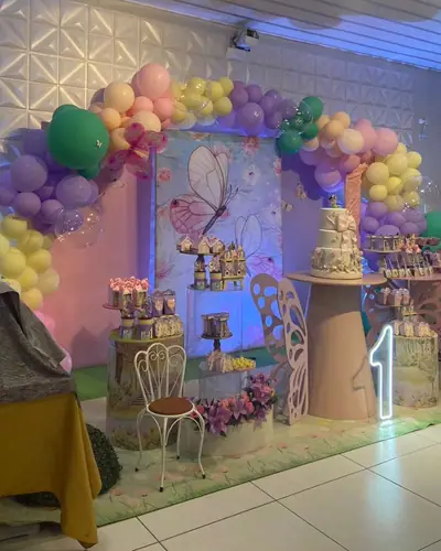 jardim com borboletas, arco pastel arco-iris, neon 1; 6 fotos. Festa realizada no Espaço Comemora em 2025
