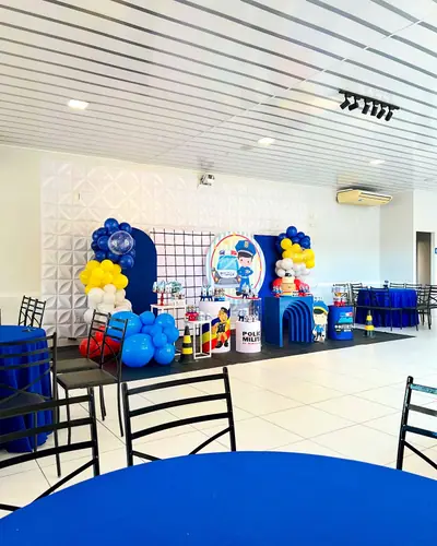 tema POLICIA: viatura, policial em MDF, azul e amarelo; 6 fotos. Festa realizada no Espaço Comemora em 2025