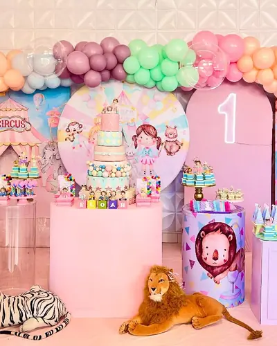 CIRCO: tenda, tigre branco e leao de pelucia, paleta pastel; primeiro aninho da Eloah. Festa realizada no Espaço Comemora em 2025