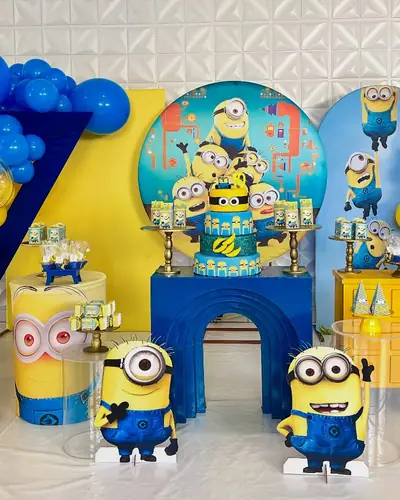 Minions: amarelo e azul, personagens em MDF. Festa realizada no Espaço Comemora em 2025