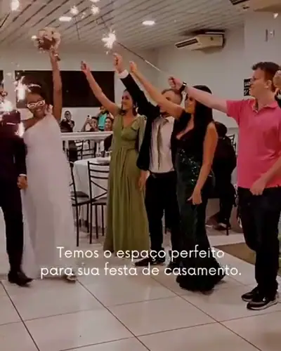 CASAMENTO: entrada dos noivos com espadas de fogo no salao. Festa realizada no Espaço Comemora em 2025