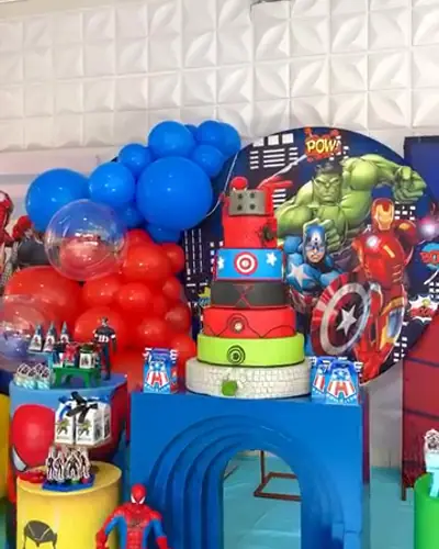 Vingadores: Hulk, Capitao America, Homem-Aranha e Homem de Ferro; bolo de 4 andares. Festa realizada no Espaço Comemora em 2025