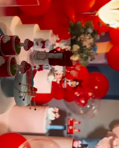 'Consagrada a Deus' · Liz, 1 aninho; vermelho e branco com cogumelos. Festa realizada no Espaço Comemora em 2025