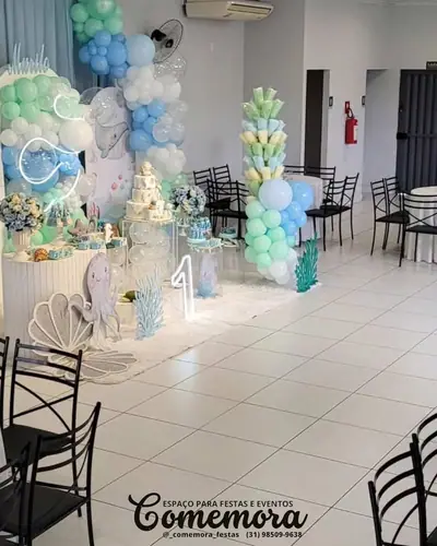 salao montado com fundo do mar pastel, concha e neon 1. Festa realizada no Espaço Comemora em 2025