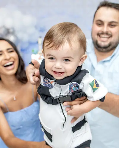 Rael, 1 ano, tema astronauta; bebe em traje espacial, azul e prata; 11 fotos. Festa realizada no Espaço Comemora em 2025