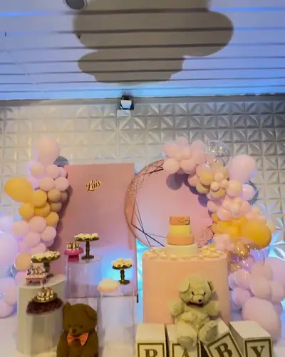 CHA DE BEBE: blocos soletrando BABY, ursinho de pelucia, rosa e dourado. Festa realizada no Espaço Comemora em 2025