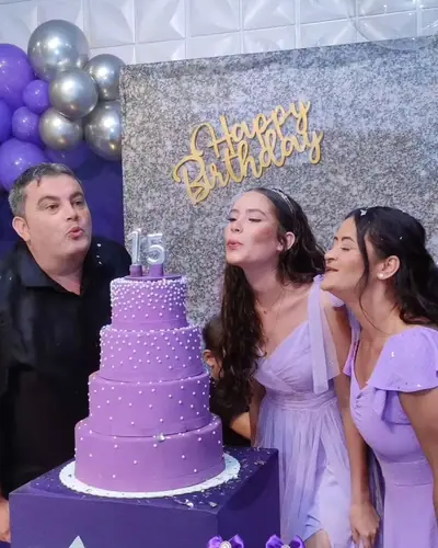 15 anos; bolo lilas de 4 andares com perolas, painel prata, Happy Birthday dourado. Festa de 15 anos realizada no Espaço Comemora em 2025