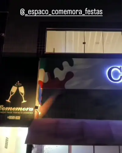legenda 'o rei da selva chegou'; video abre pela fachada noturna. Festa realizada no Espaço Comemora em 2025