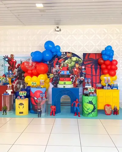 Vingadores: Homem-Aranha, Hulk, Capitao America; vermelho, azul e amarelo. Festa realizada no Espaço Comemora em 2025