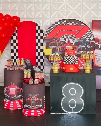 tema corrida/F1: bandeira quadriculada, semaforo, carros, vermelho e amarelo, neon 8. Festa realizada no Espaço Comemora em 2025