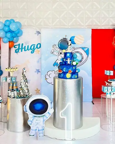 nome Hugo no painel; foguete, lua, astronauta, prata e azul, neon 1. Festa realizada no Espaço Comemora em 2025