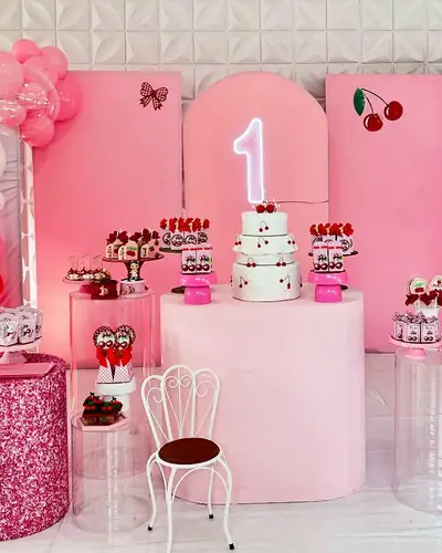 primeiro aninho da Alicia; tema cereja, rosa e vermelho, neon 1. Festa realizada no Espaço Comemora em 2025
