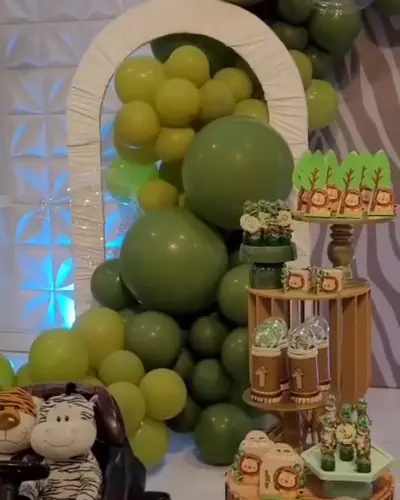Festa safári com arco de balões verdes e doces de bichinhos